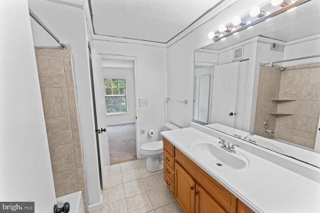 Building Photo - 1013 Fallcrest Ct