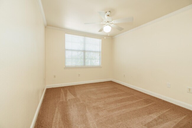 Building Photo - 748 Majestic Dr