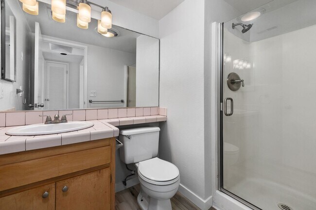 Building Photo - Mission Beach. 3 bedroom, 2.5 bath, 2 car garage,