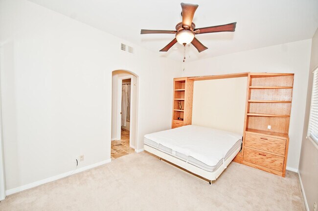 Building Photo - 2322 S Rogers Cir