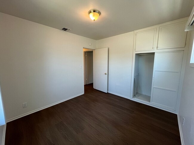 Building Photo - Arleta 3+2 w/walk-in closet, backyard + 2 ...