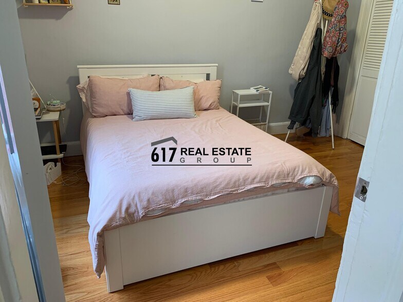 Building Photo - 14 Holmes St