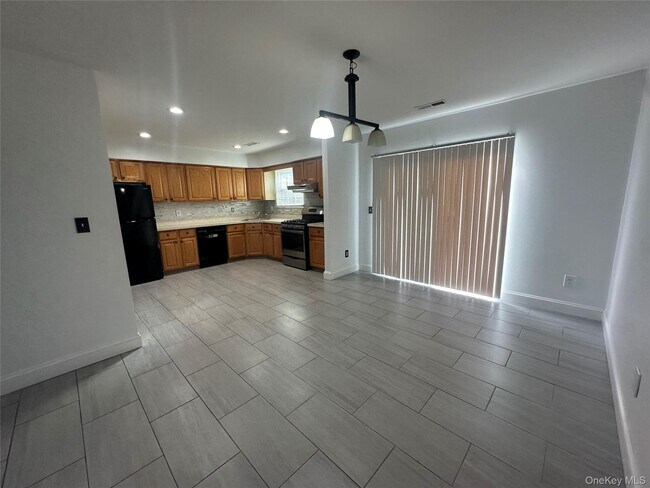 Building Photo - 256 Quassaick Ave