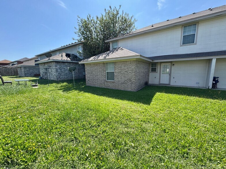 Building Photo - 4402 Jeff Scott Dr