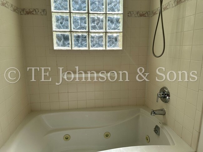 Building Photo - Gorgeous Three Bedroom in Tobaccoville- Mu...