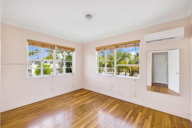 Building Photo - 8320 Crespi Blvd