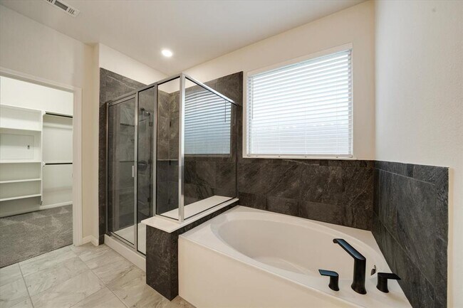 Building Photo - 117 Falkland St