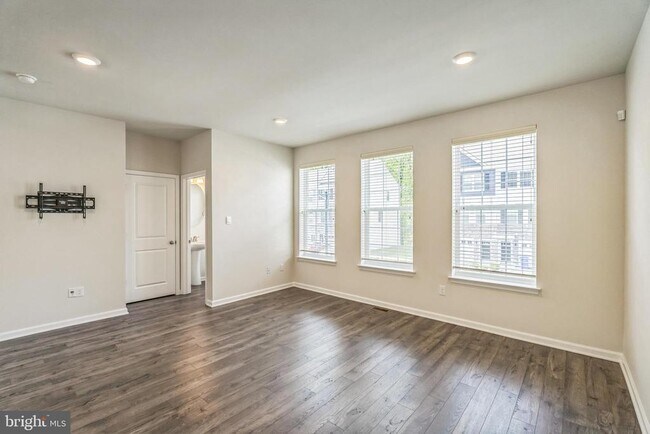 Building Photo - 10 Lilac Cir