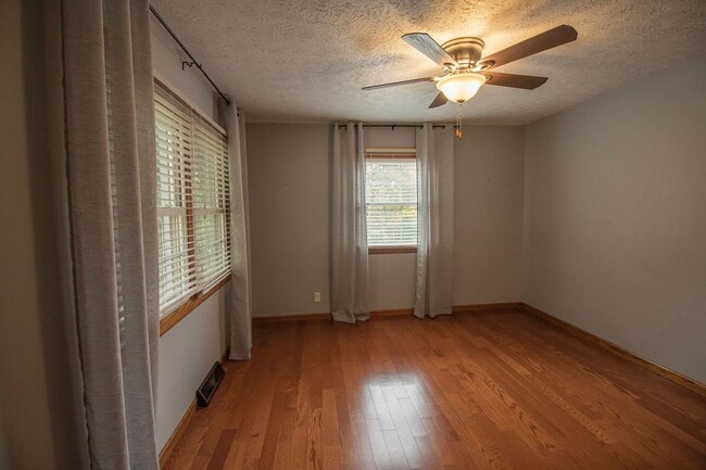 Building Photo - AVAILABLE AUGUST 15TH, 2026 - CHARMING 4 B...