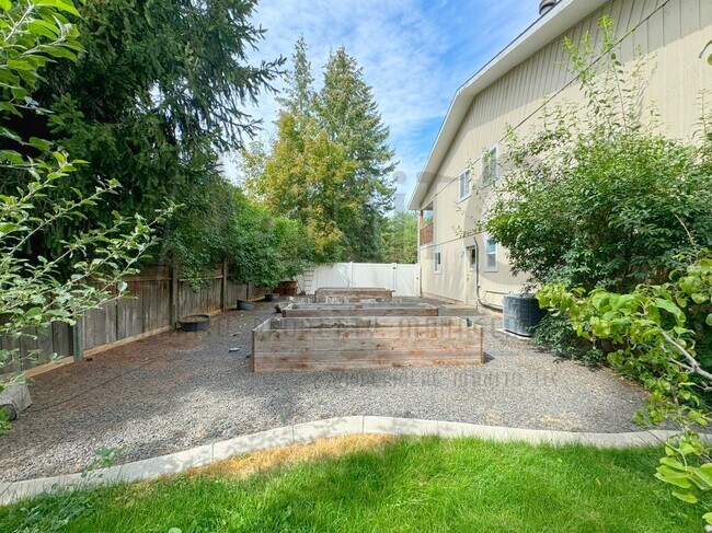 Building Photo - *COMING SOON* Entertainer's Delight - Spra...