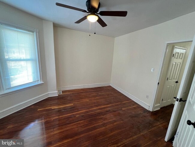 Building Photo - 254 W Sheldon St