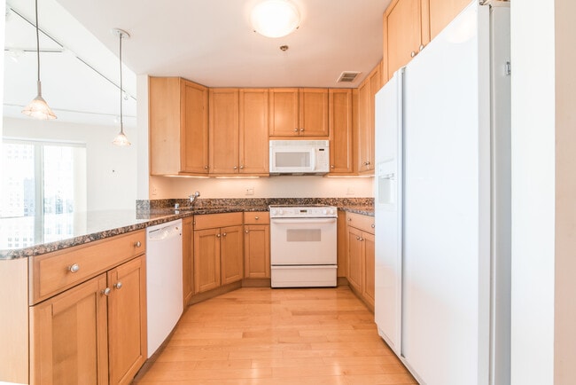 Building Photo - 57 E Delaware Pl