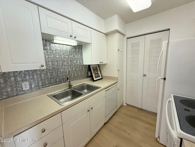 Building Photo - 10200 Belle Rive Blvd