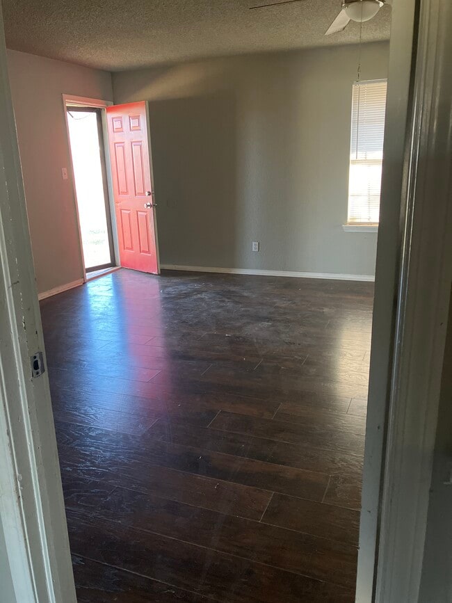 Building Photo - 511 Mark St