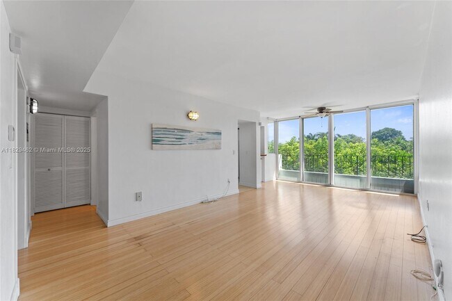 Building Photo - 2539 Bayshore Dr