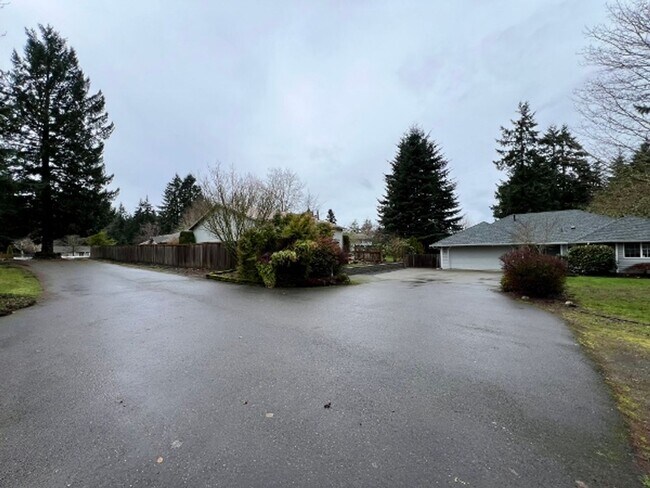 Building Photo - Renovated 3BD w/ Large Shop