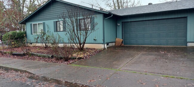 Building Photo - 5090 Forsythia Dr