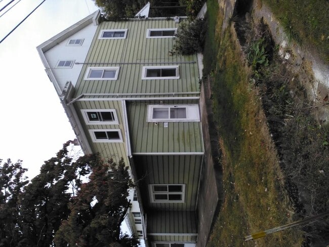 Building Photo - 272 River Rd
