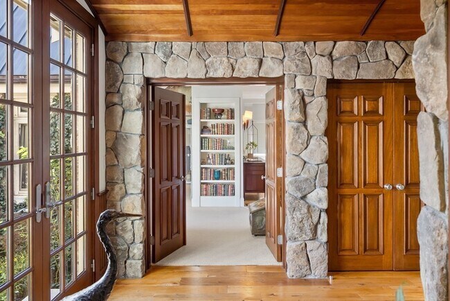 Building Photo - 100 Summer St