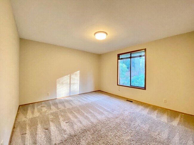 Building Photo - Spacious Somerset Home on a Large Flat Lot