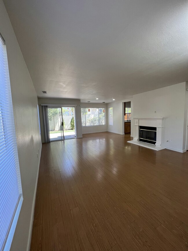 Building Photo - 388 Meadowhaven Way