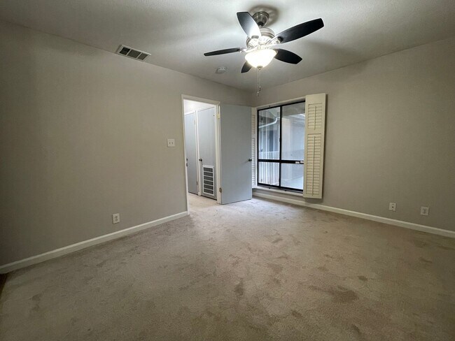Building Photo - Cozy Condo with a One Bedroom Move in Ready!
