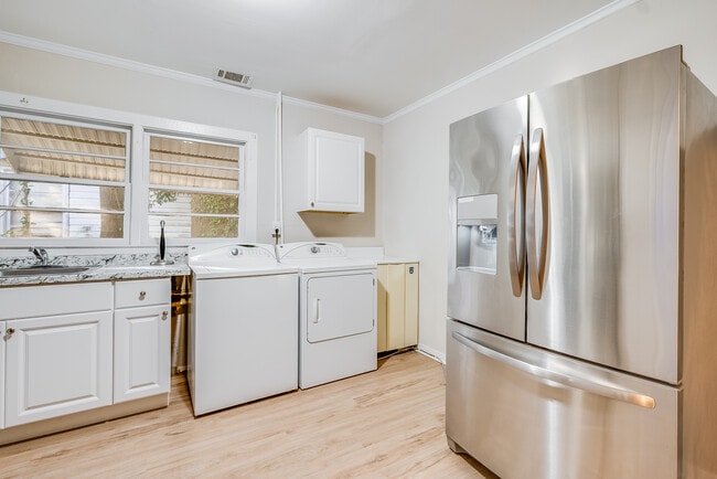 Building Photo - Bright 2 Bedroom Apartment Unit A