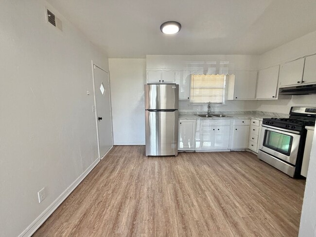 Building Photo - 3 bed Fresh inside!