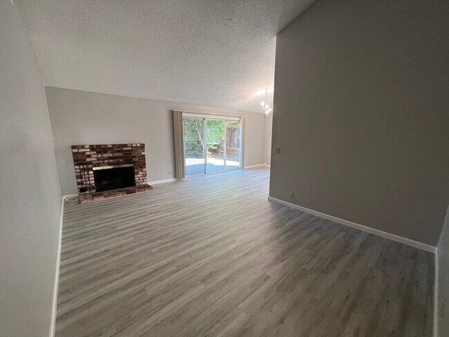 Building Photo - Newly Updated 4/2 Home! Remodeled Bathroom...