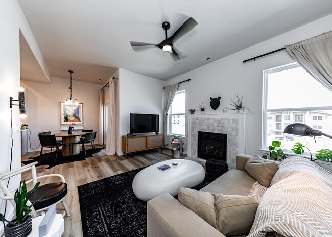 Primary Photo - Beautiful Townhome Next to Nature on Westside