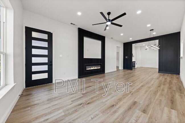 Building Photo - 1279 Bonham St