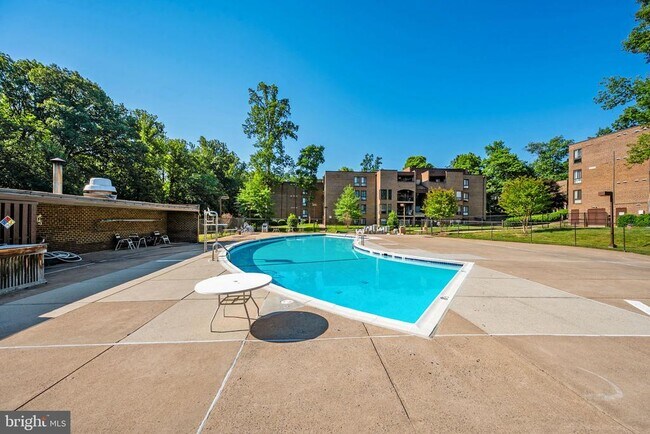 Building Photo - 11240 Chestnut Grove Square