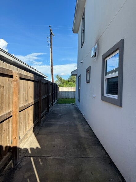 Building Photo - 413 Rafael Dr