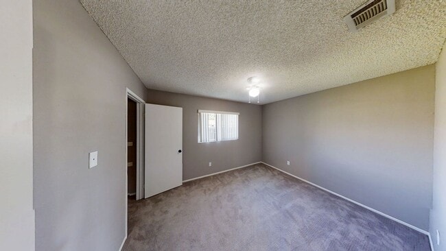 Building Photo - Cozy 2 bedroom 1 bathroom