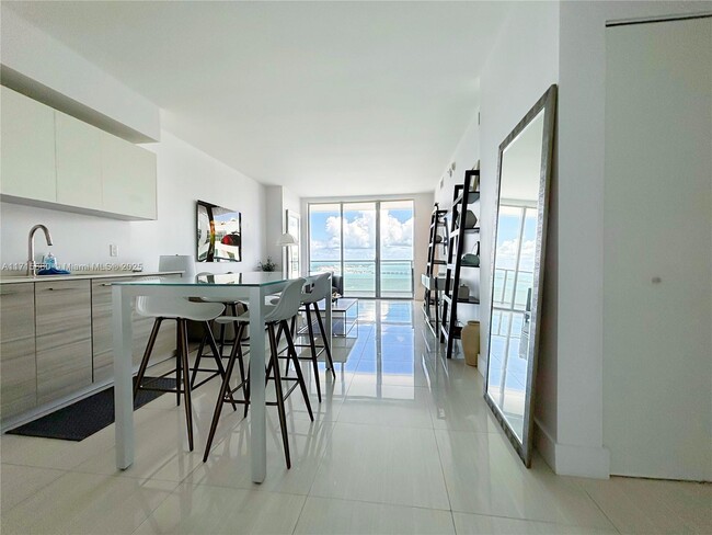 Building Photo - 1300 Brickell Bay Dr