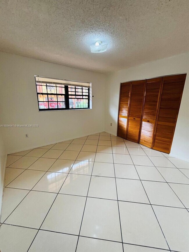 Building Photo - 1331 W 51st Pl