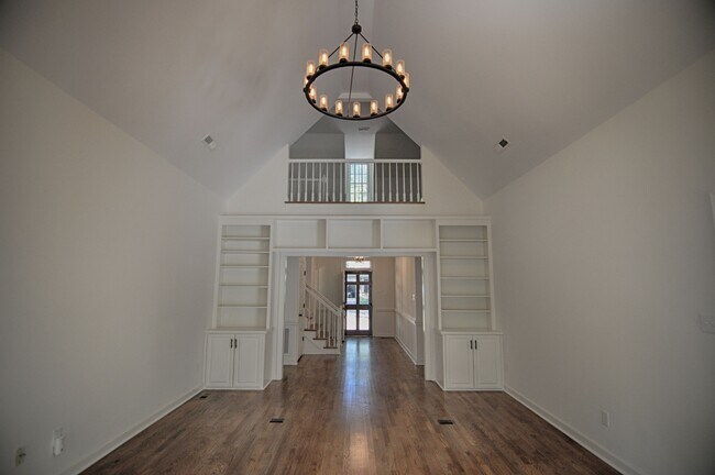 Building Photo - Delightful in Downing Creek