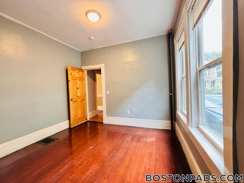 Building Photo - 52 Harvest St