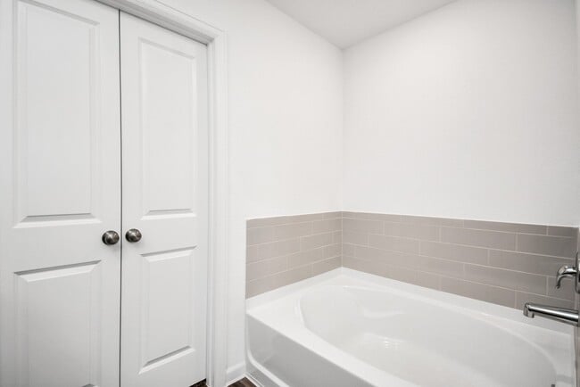 Building Photo - 15822 Kinlough Dr