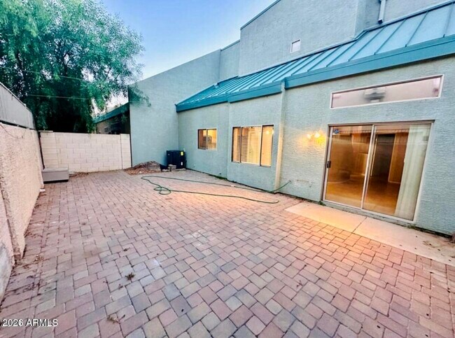 Building Photo - 2027 E University Dr
