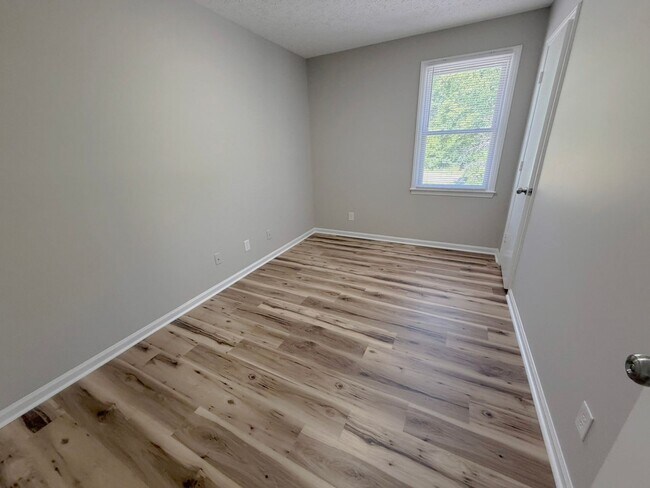 Building Photo - Freshly Renovated Townhome 3 Bed, 1.5 Bath