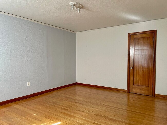 Building Photo - Spacious 2 Bed 1 Bath Condo in University of Washington District.
