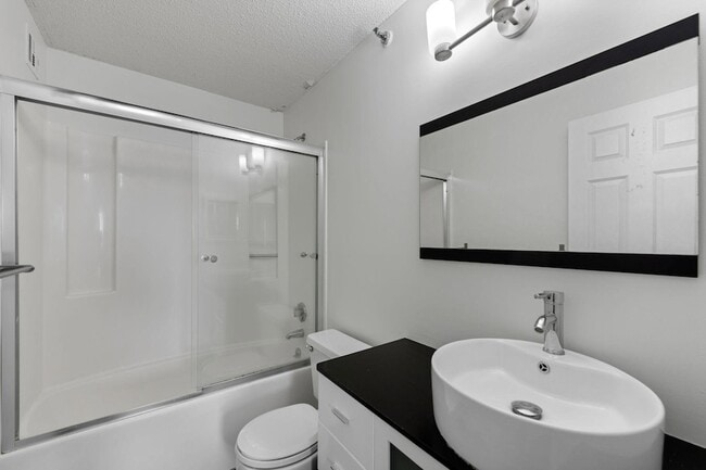 Building Photo - 433 S 7th St