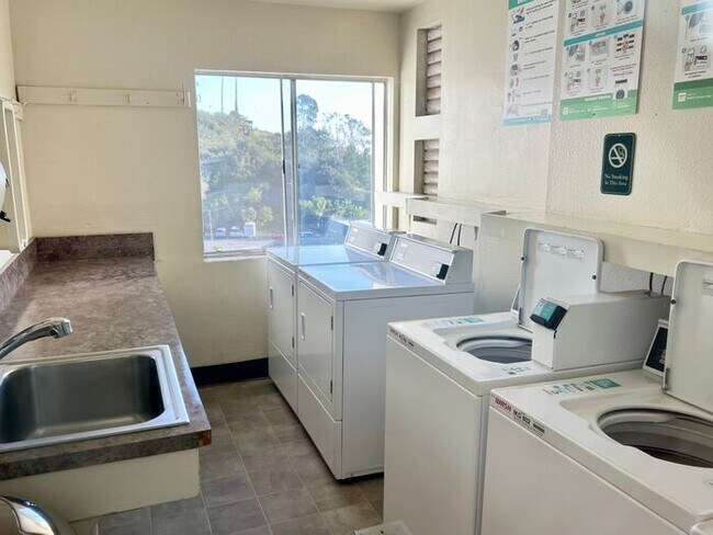 Building Photo - Charming 1-Bedroom Condo with Partial Bay Views & Summer Fireworks!