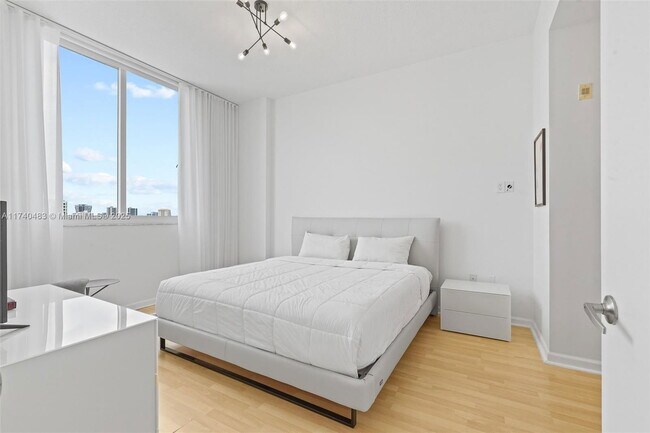 Building Photo - 2775 NE 187th St