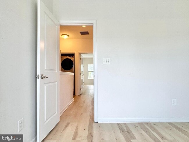 Building Photo - 127 Streamview Dr