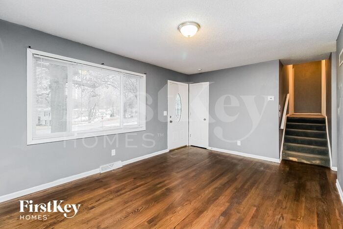 Building Photo - 4900 N Sycamore Dr