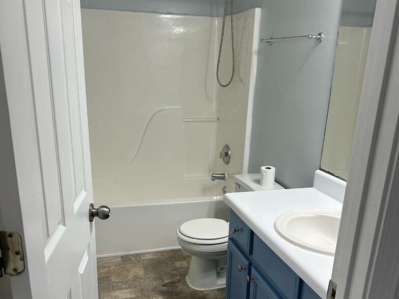 Building Photo - Room in House on Lakeview Rd