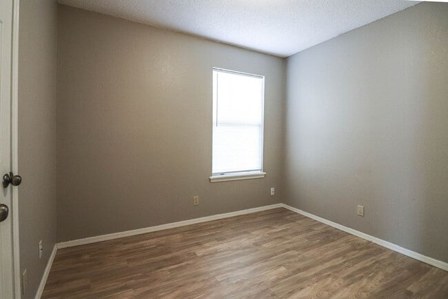 Building Photo - Cozy & Updated