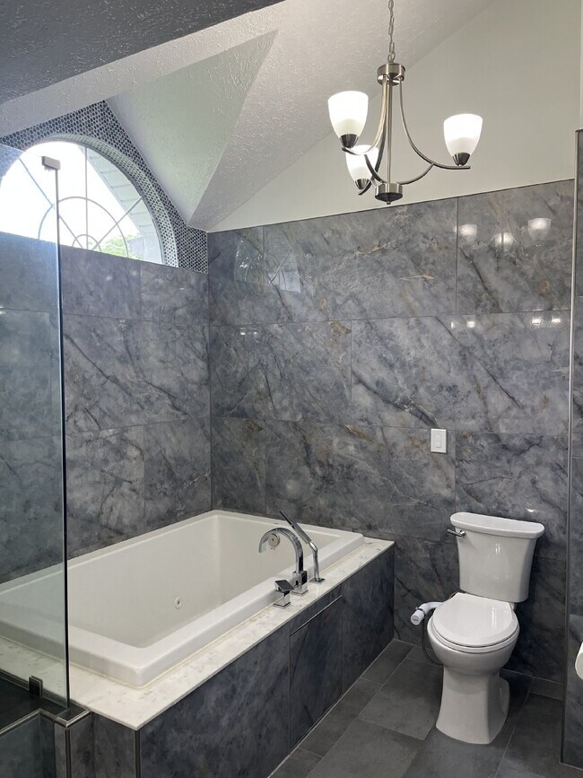 Building Photo - "Charming Franklin Retreat: 3-Bedroom Have...